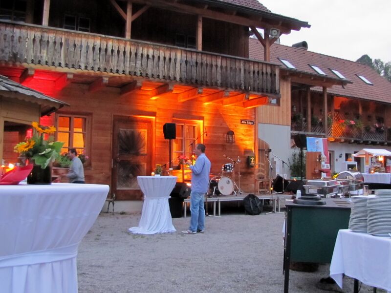 Datei:SD Dorfplatz Festvorbereitung.JPG