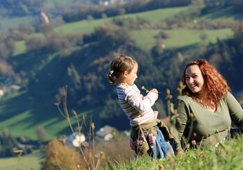 Mutter mit Kind - Wiese