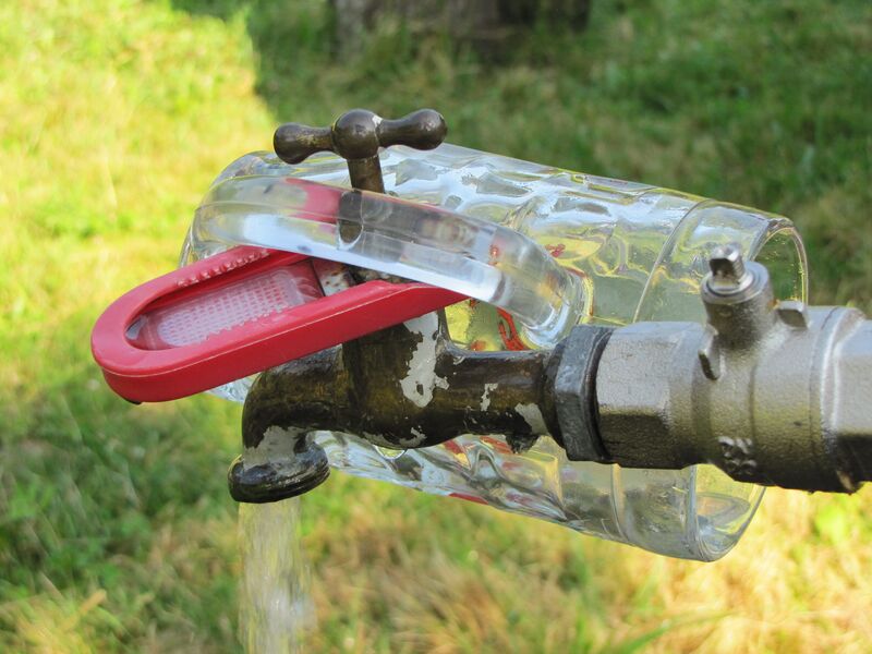 Datei:Wasserhahn mit Glas.jpg