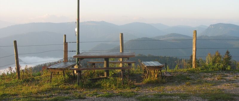 Datei:Eisenstein Bankerl am Morgen.jpg