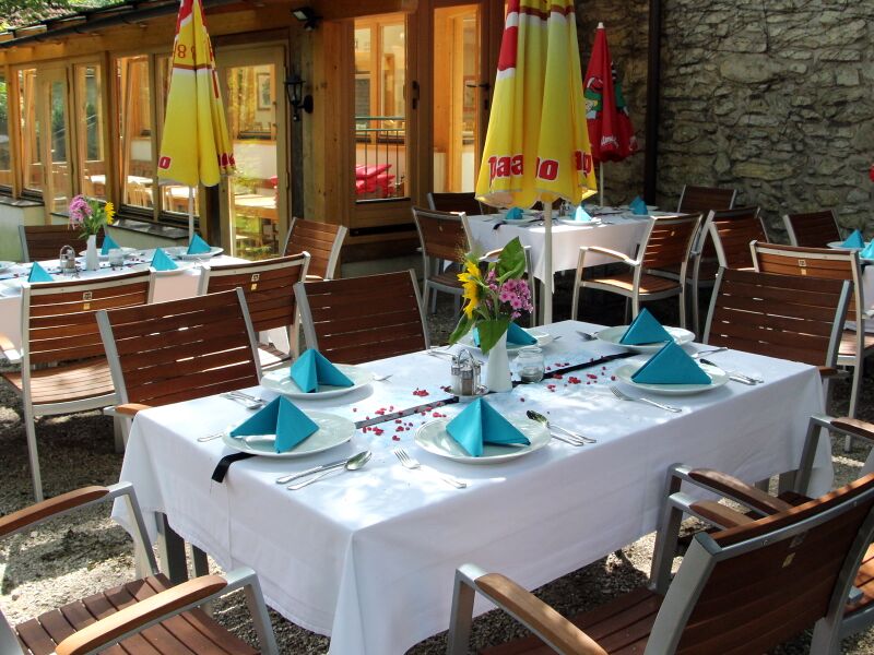 Datei:SG Nost-Garten Terrasse gedeckt.JPG