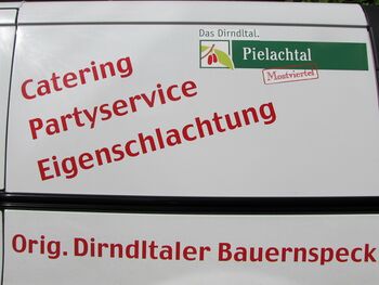 Dirndlfleischer-Logo auf Firmenauto