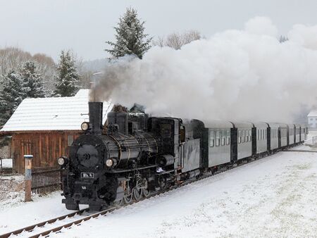 Waldviertelbahn mit Dampflok im Winter
