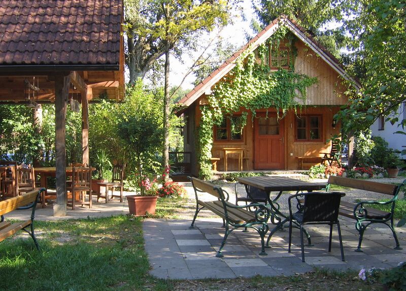 Datei:Pfluaghittn Marinahaus.jpg