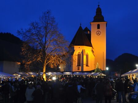 Adventmarkt vor der Kirche