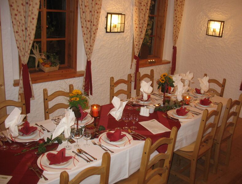 Datei:Dorfwirtshaus Tisch.jpg