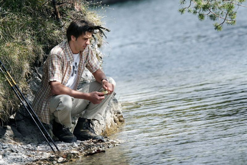 Datei:Wanderer am Wasser.jpg