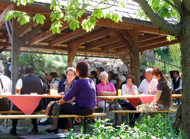 Datei:SH Frühschoppen Kräuterhütte1.jpg