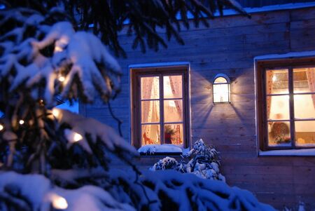 Dorfwirshaus vom Dorfplatz im Winter