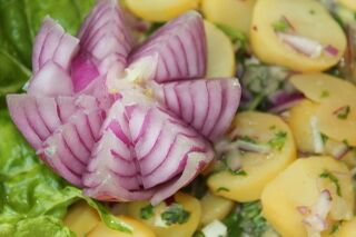 Zwiebeldeko bei Salat