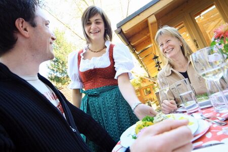 Service - Cecilia mit Gästen