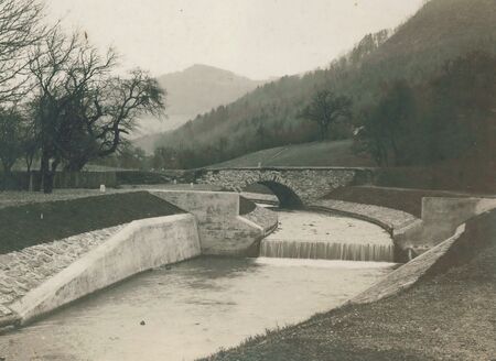 1928 Sollschwelle für den Eisteicheinlass - Vordergrund rechts