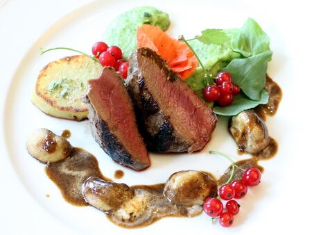 zartes regionales Hirschsteak - mit Mohnblüte