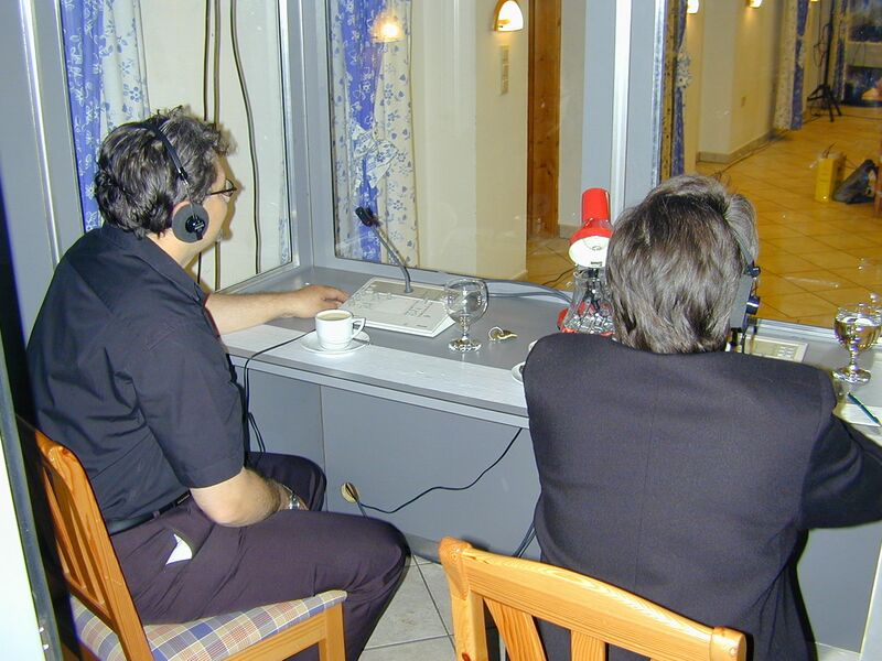 Datei:Dolmetschkabine Konferenz Saal König.jpg