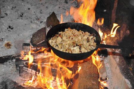 Original Holzknechtsterz auf offenen Feuer