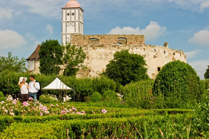 Datei:Schallburg Garten2.jpg