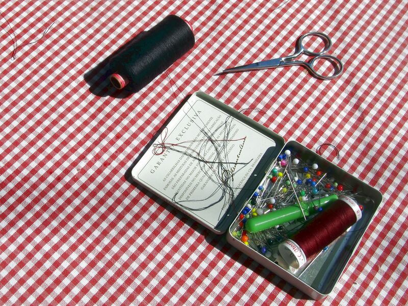 Datei:Nähutensilien - Dirndl Nähen.jpg