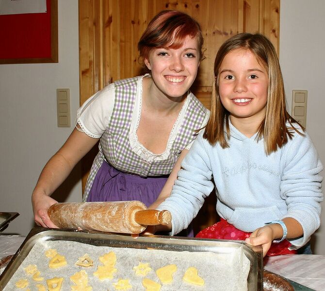 Datei:1005px-Kinder Kekse backen.jpg