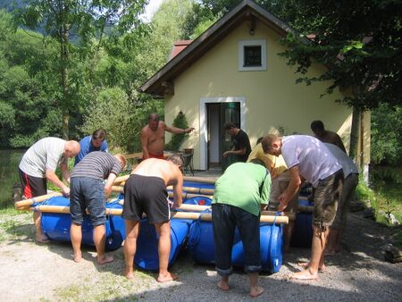 Floßbau vor der Teichbrücke