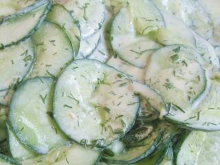 Gurkensalat am Buffet