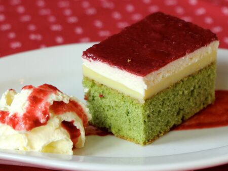 Dirndl bei Mehlspeisen - köstlich: Schnitte mit Brennnesselboden
