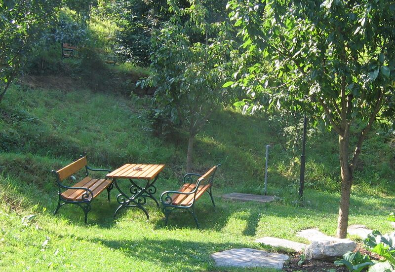 Datei:Idyll im Südgarten - Sitzecke.jpg