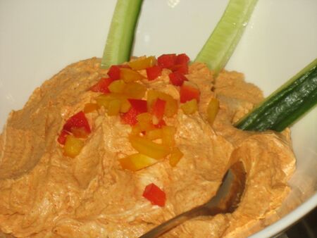 frischer Liptauer mit Gurke als Dipp