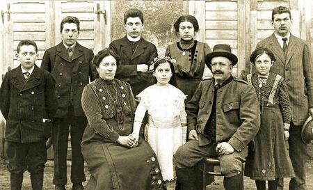 1916: Johann Schnabl mit Familie