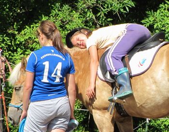 Kinderglück auf dem Pferd