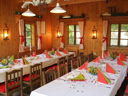 für Feier in der Pfluaghittn gedeckt