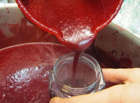 Abfüllen der köstlichen, gesunden Dirndlmarmelade