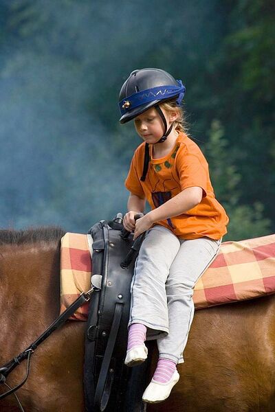 Datei:KS Kind auf Pferd seitlich.jpg