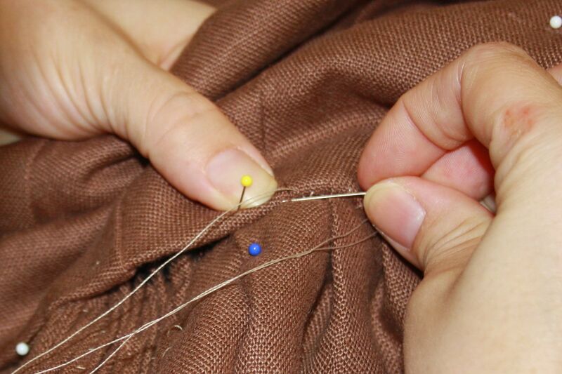 Datei:Dirndl nähen Detail.jpg