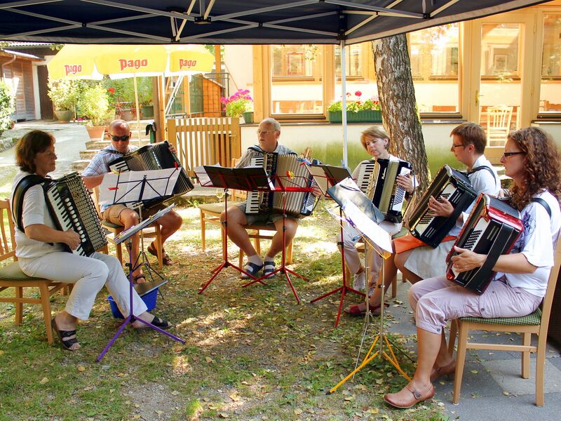 Datei:SH SG-Zieharmonikagruppe4.jpg