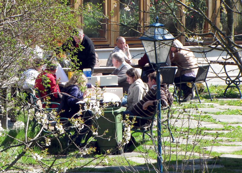 Datei:SH Gruppenarbeit Südgarten04.jpg