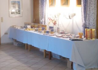 Mehlspeisen-Buffet in Blau gehalten