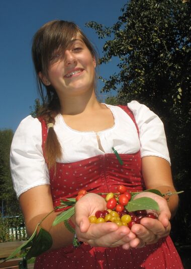Dirndlprinzessin Johanna mit Dirndlfrüchten