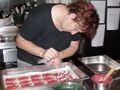 Karin beim Glückskekse backen