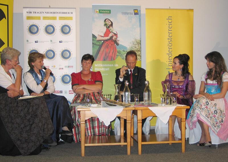 Datei:Dirndl-Diskussion2010 Redner.jpg