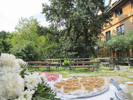 Mehlspeisbuffet im Südgarten