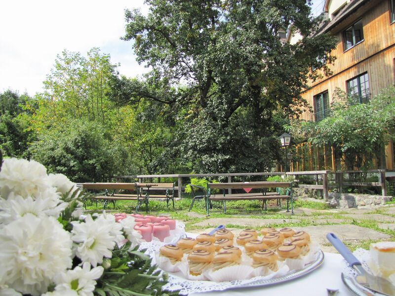 Datei:SG Mehlspeisbuffet Südgarten.jpg