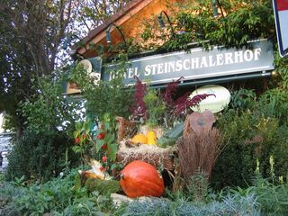 Saisonale Dekoration Steinschalerhof-Schild