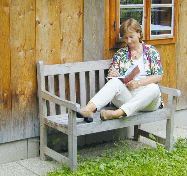 Datei:Lesen im Garten.jpg