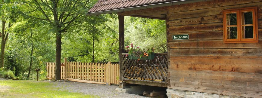 Gartenhaus 23 - Teichhaus mit Zaun