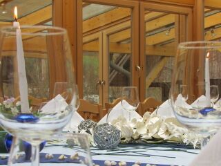 Gedeckter Tisch im Wintergarten