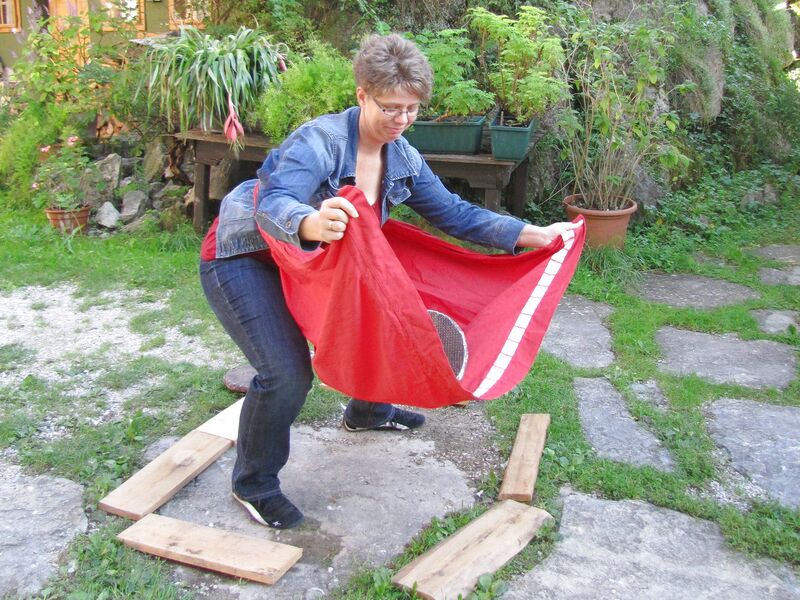 Datei:ALMO Kuhfladen fangen.jpg