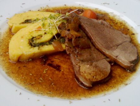 Hirschbraten mit Erdäpfelroulade