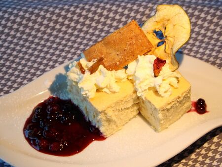 Topfenkuchen mit Dirndlmarmalede