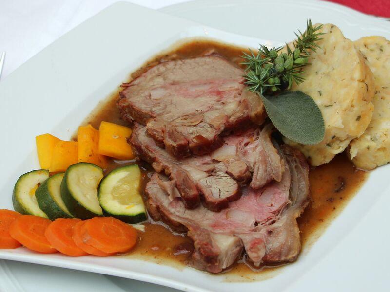 Datei:Sk Rindsbraten Wachholderdeko.jpg