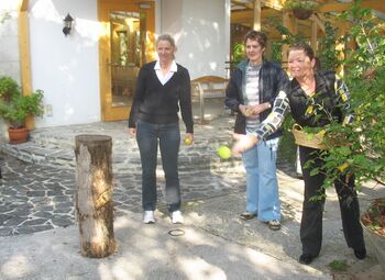 Ball werfen bei Milchkannen schießen